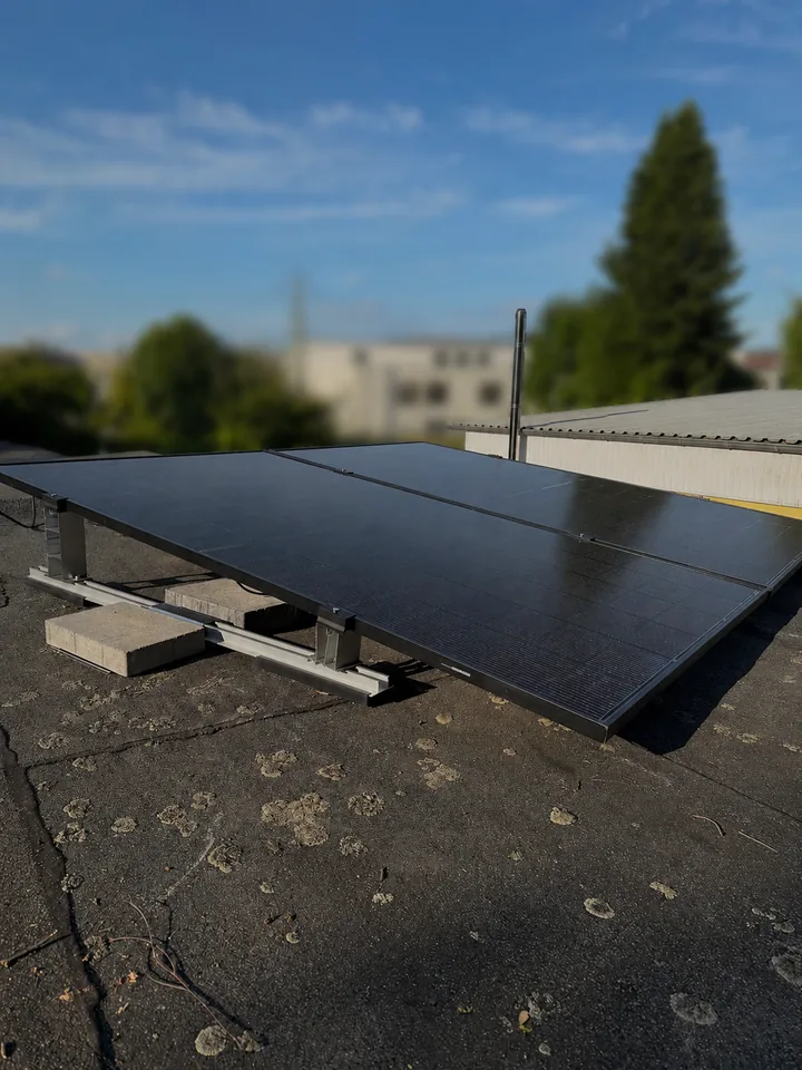 Zwei aufgeständerte Solarmodule auf einem Flachdach in Hamm